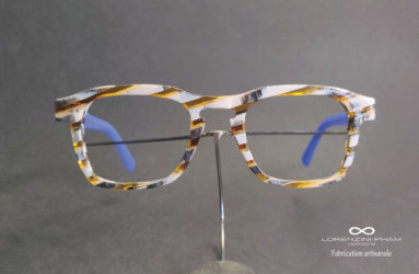 Monture homme avec rayures colorées sur la face et branches bleues - Nez clef