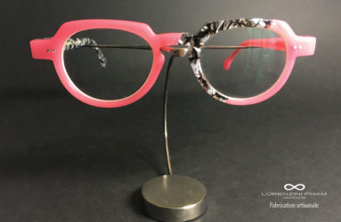 Monture femme forme Pantos et droite sur le dessus avec collage de plaque rose pale, noir et blanc - Nez clef