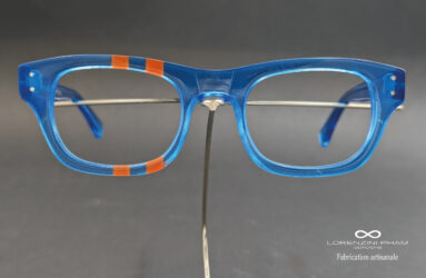 Monture artisanale rectangulaire bleu translucide bande orange en acétate